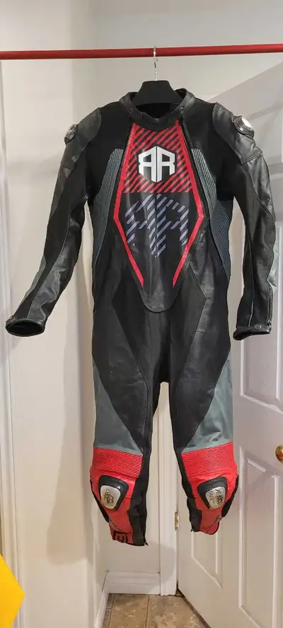 I'm selling a brand new one piece motorcycle leather suit. ***SIZE M***. Genuine thick leather, two...