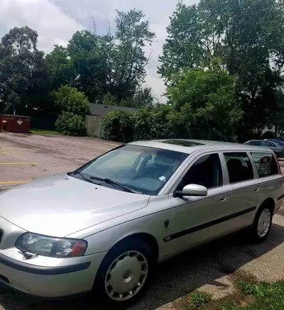 Volvo V 70 F Silver 2.5 turbo automatic 4 Doors station wagon. Cylinder 5 Gasoline . Needs repairs.s...