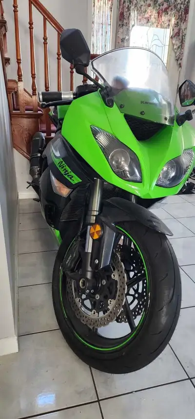 2010 kawasaki zx6r only 11500 km brand new tires battery. Ready for a new rider or trade for ducati...