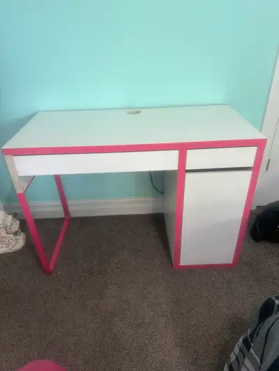 Girls desk with roll chair both in great shape! $40 both both OBO pick up near Woodstock hospital