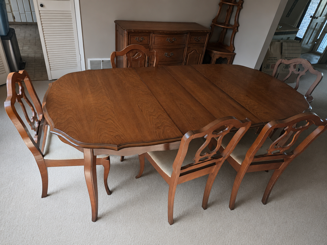 (Reduced price)  Antique dining set; hutch, buffet, display cab in Dining Tables & Sets in City of Toronto - Image 2