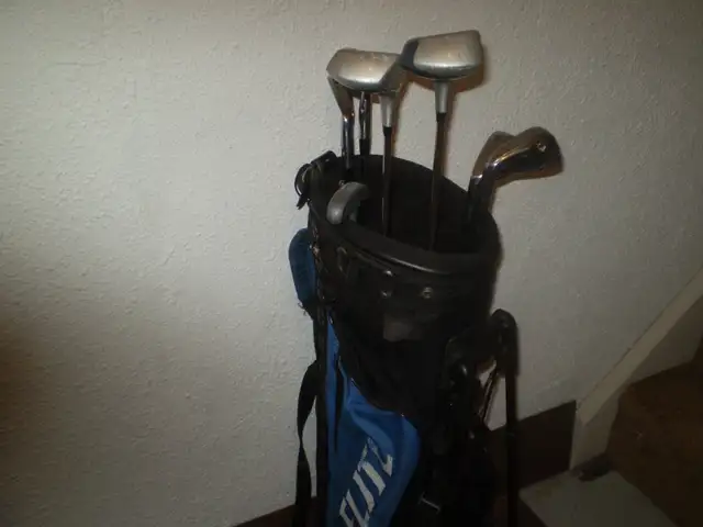 NORTHWESTERN  ( L/H  MEN's  ) GOLF CLUBS and BAG $80. in Golf in Thunder Bay - Image 3