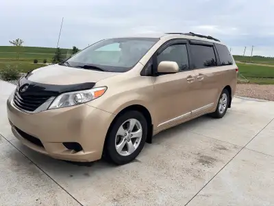 Toyota sienna LE 2012 mini van . 237000 kms Clean, well maintained van . Leather , heated seats 8 pa...