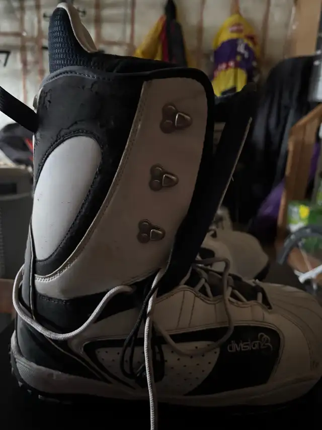 men’s snowboard boots size 9/10 in Snowboard in Calgary - Image 4