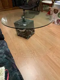 table de salon dessus en verre pied en marbre