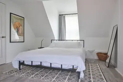 Minimum 2 months stay. Available from Sept 1 (possibly earlier) Relaxed, open-concept living with lo...