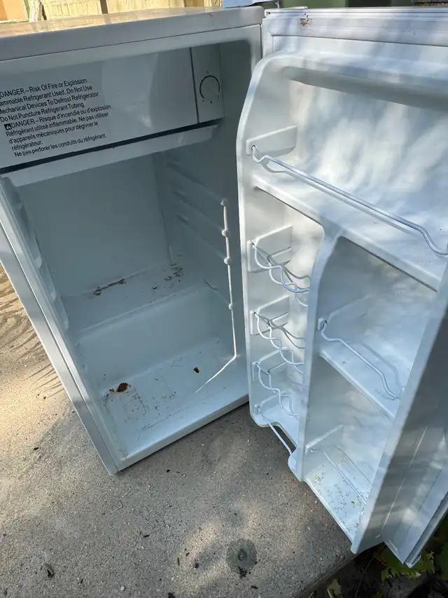 Bar fridge only 40 dollars in Refrigerators in Kitchener / Waterloo - Image 3