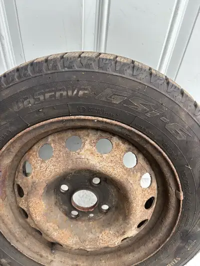 Pneu observe gsi-6, très bons pneus comme neufs, Servi un hiver seulement Vendu avec rim , était sur...