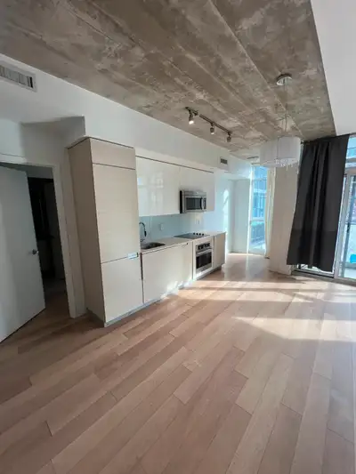 Condo for lease 1100 Sq St 3 beds 2 baths parking and locker UoT
