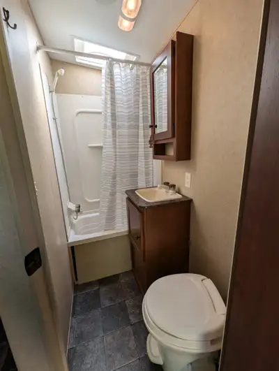 Roulotte cargo (toy hauler) Rubicon de 2014 à vendre. Contient une chambre fermée, une cuisinette (f...