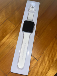 Bluetooth smart watch/montre intelligente blanche 