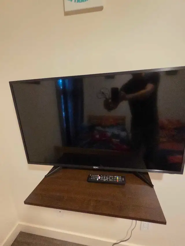 2,  32 inch tvs for.sale. 628632726661131217