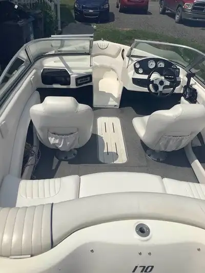 Bateau 18 pieds-8 passagers! Moteur Suzuki 60cc 2020 peu d heures de navigation! Toit binini 4 ans d...