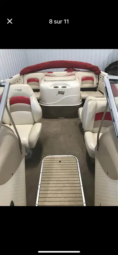 Bateau 8 personnes 2002 V6 4.3 litres 19 pi Intérieur : sièges blanc et rouge Très propre Mercruiser...