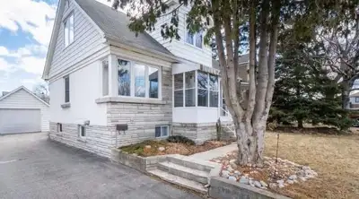 We are looking for new guests in our fully furnished 4 bedroom House in Port credit. Its a single de...