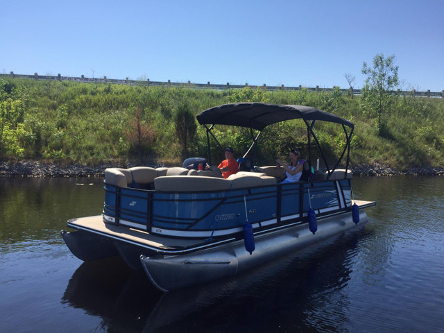 StarCraft Pontoon Boat in Powerboats & Motorboats in Barrie