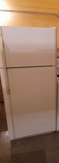 Kenmore white fridge with top freezer 