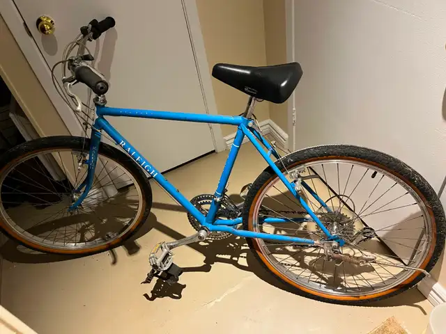 ROAD BIKE- RALEIGH BIGHORN- 26 inches in Mountain in City of Montréal - Image 2