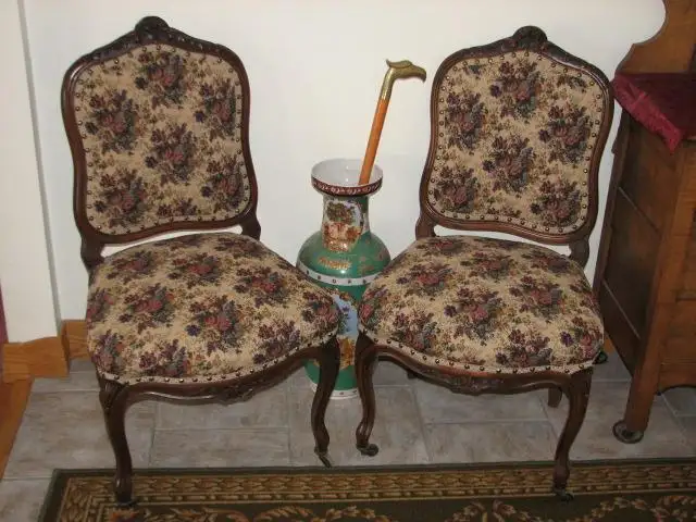 Antique Pair of Victorian Chairs in Chairs & Recliners in Stratford - Image 2