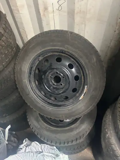 2025 Ford Escape 17” rims with 225-65-17 Antares grip winter tires . In like new condition. Used for...