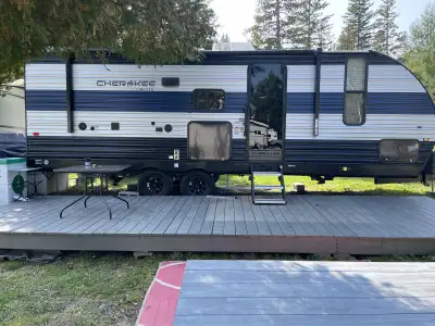 Je vends une roulotte Cherokee 234DC 2022 en excellent état. Cette caravane de voyage offre un intér...