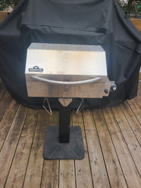 Napoleon Barbecue portatif au propane avec pied 250$