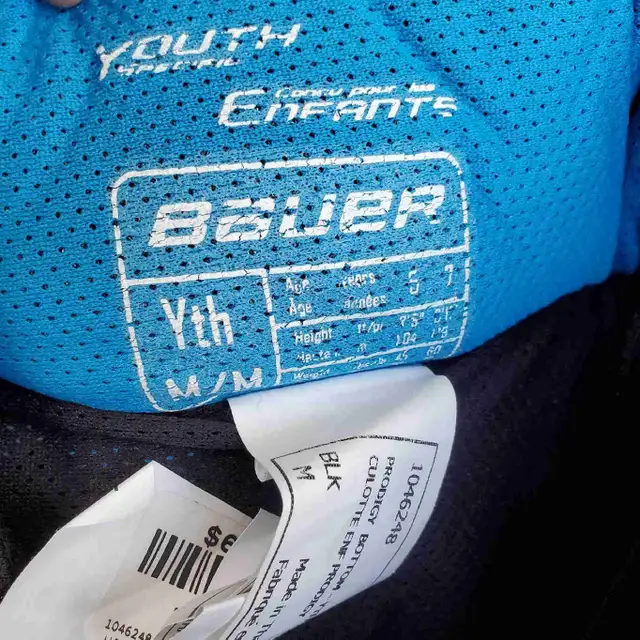Kids BAUER  Hockey Pants with Knee Pads and Shin Pads in Hockey in Barrie - Image 4