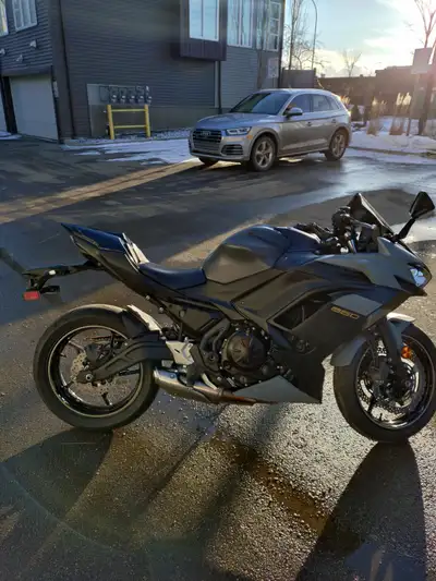 For sale: Kawasaki Ninja 650, 2024 year, only 5120km. Equipped: - black windscreen - rear seat cowl...