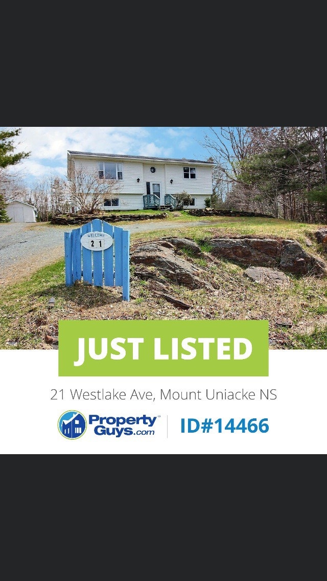 21 W Lake Ave, Mount Uniacke, NS B0N 1Z0