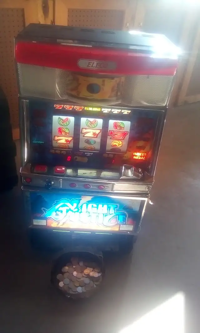 Slot machine in Toys & Games in Belleville - Image 2