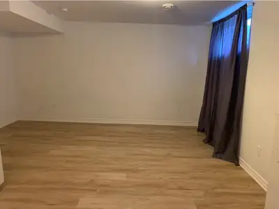 Située à la Place du Musée des sur le plateau, le studio se trouve au sous-sol d’une maison de ville...