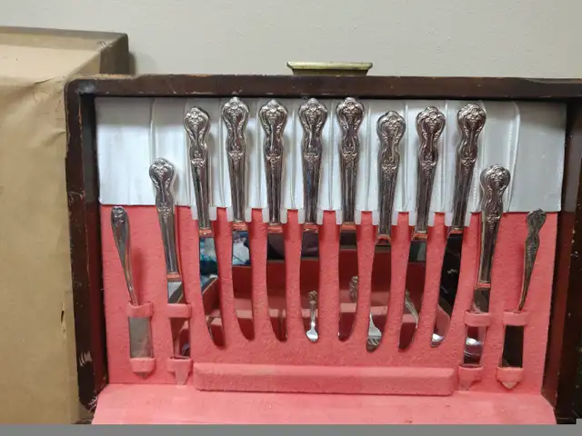 Vintage Cutlery Set with Wooden Box in Kitchen & Dining Wares in City of Toronto - Image 3