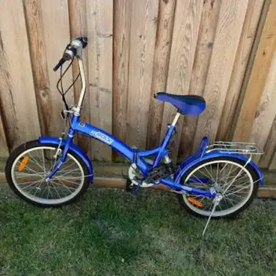 This pre-owned K-Rock Folding Bicycle features a compact 20-inch wheel design with a durable steel f...