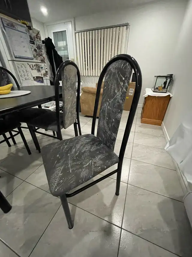 Fauteuil et table avec quatre chaises à vendre in Dining Tables & Sets in Longueuil / South Shore - Image 6