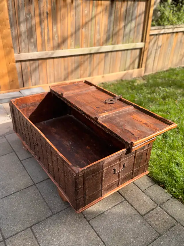 Antique wood trunk in Coffee Tables in City of Toronto - Image 6