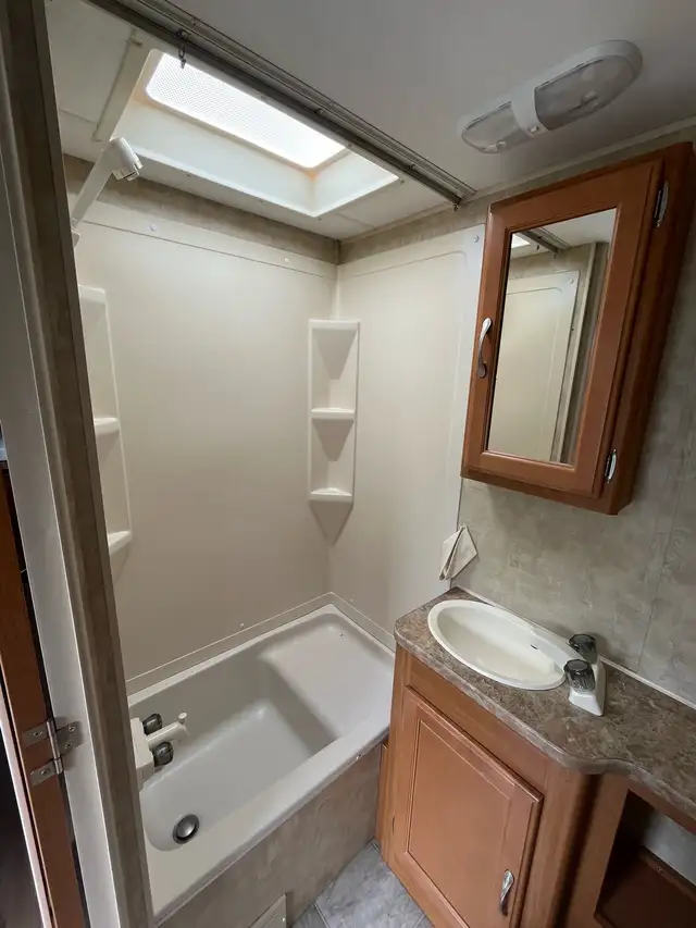 2008 Kodiak Scamper Trailer in Travel Trailers & Campers in Kingston - Image 8