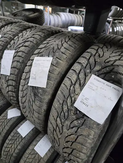 Pneus Nokian Hakkapeliitta 9 cloutés 225/65 R 17 comme neuf (voir photos), pour Rav4 et autres, poss...