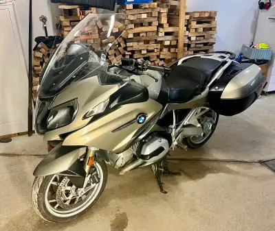 BMW R1200RT 2017 avec seulement 62795km, vraiment comme neuve, entièrement équipée avec tous les opt...