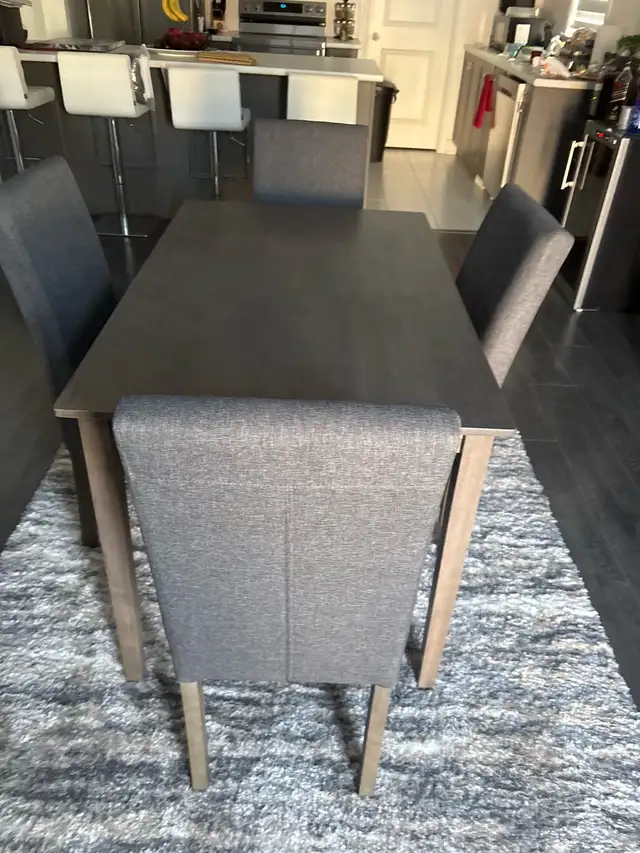 Brand new dinner table and chairs for sale in Dining Tables & Sets in Napanee - Image 3
