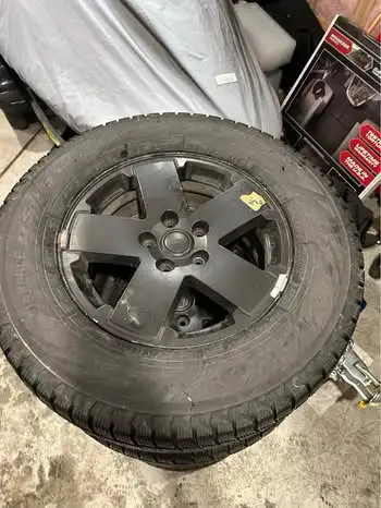 5 pneus d'hiver 18 pouces avec mags d'origine Jeep (peinturés en noir) et TPMS. Les pneus sont des T...
