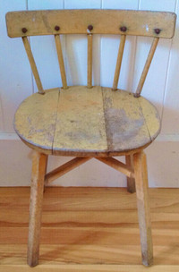 Antiquité Collection Magnifique petite chaise unique, en bois. L