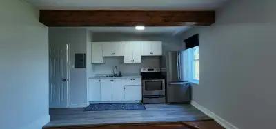 Spacious 3 Bedroom + Den Upper Duplex – Freshly Updated Welcome to this spacious two-level upper uni...