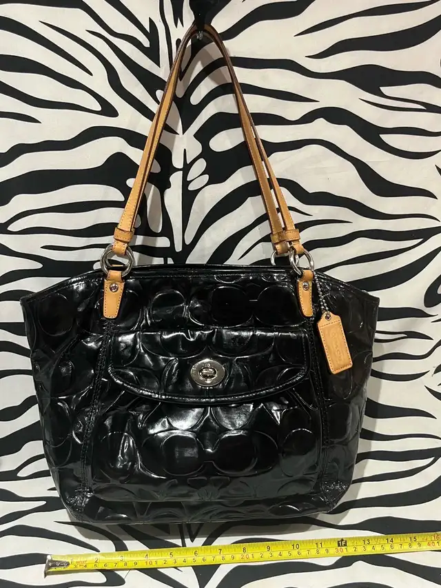 Black Vintage Coach Bag in Women's - Bags & Wallets in City of Toronto - Image 4