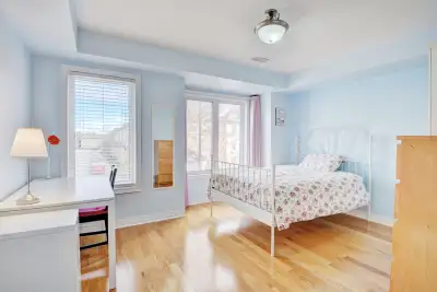 If you’re looking for a quiet, cozy and safe place to stay with mature female Asian housemates, this...