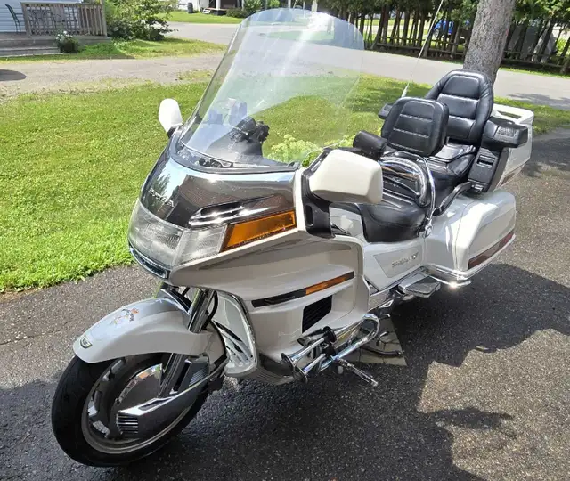 1997 model-year GL1500 Goldwing SE (Special Edition) and Trailer in Touring in Ottawa - Image 3