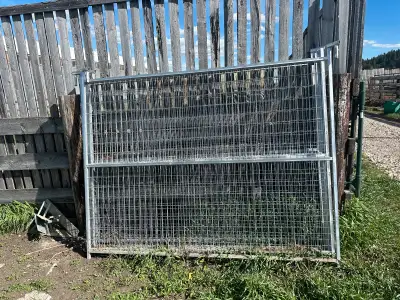 8’ x7’ tall Was used as a dog kennel Great condition Comes with brackets and pins— all that is neede...