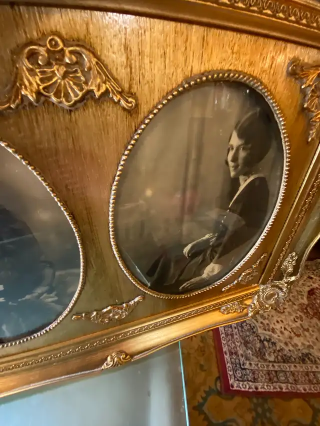 Vintage Bubble Glass Gold Wood Double Picture Frame 16" X 22" in Arts & Collectibles in Vancouver - Image 9