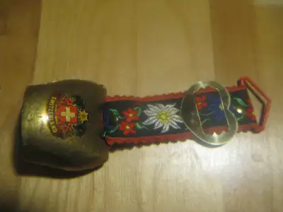 Clochette SWITZERLAND à suspendre. Une deuxième clochette au même prix est aussi disponible.