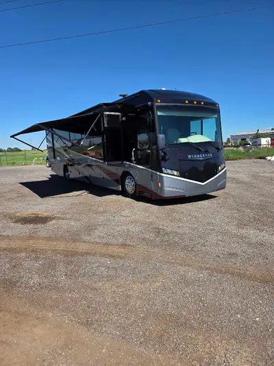 2014 Winnebago Forza Diesel Pusher Cummins 340 hp engine turned up to 400hp 40 ft long, Single Axl ,...