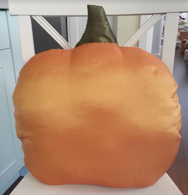 Happy Halloween nylon sequined pumpkin jack-o-lantern pillow dans Art et objets de collection  à Région de Markham/York - Image 4